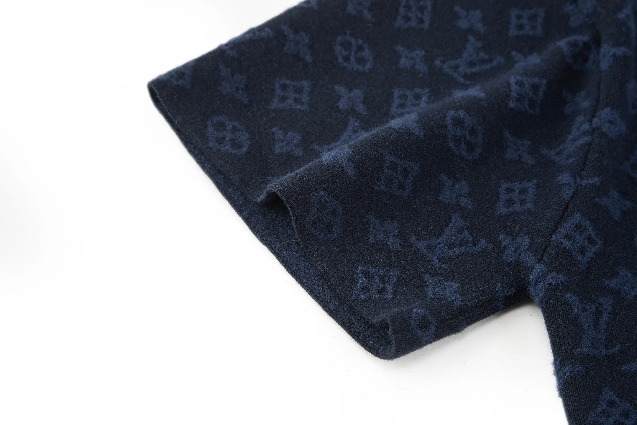 🅿️360 1v 25FW spliced ​​jacquard woolen short-sleeve (blue) The original version was purchased and developed for 15,100 yuan. The fabric is made of 10% wool, 40% cotton, 25% nylon, and 25% polyester fiber. This type of fabric is dyed and woven with a variety of materials mixed and woven, making summer wear less stuffy. 12-needle jacquard craftsmanship, the jacquard fabric has a velvet-like feel, and the upper body effect is smooth. It adopts twill weave in parts. This short-sleeved knitted crew neck shirt combines Monogram elements with velvety smooth horizontal stripes, echoing the flocked items in the 2025 spring and summer fashion show with its delicate texture. Pair it with matching shorts for a casual look, adding flexibility to brave adventurers this season. Size:S-M-L-XL